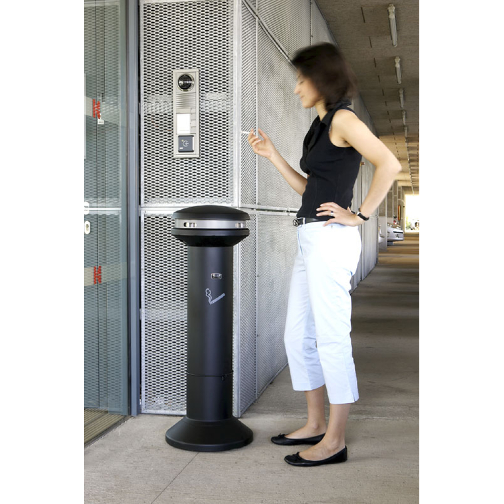 Anwendungsbeispiel: Verwendung des Standaschers -Infinity Big- Rubbermaid während der Raucherpause (Art. 12596)