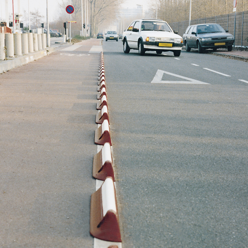 Anwendungsbeispiel: Parkhilfe/Radstop/Bordsteinaufkantung -Mountain- als Fahrbahnbegrenzung (Art. 11786)