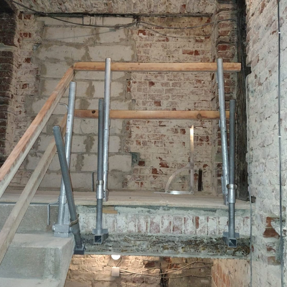 Schutzgeländerzwinge 'Universal' mit schraubbarer Spindel, für Treppenbereiche geeignet