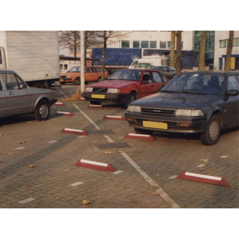 Anwendungsbeispiel: Parkhilfe/Radstop/Bordsteinaufkantung -Mountain- als Parkplatzbegrenzung (Art. 11786)